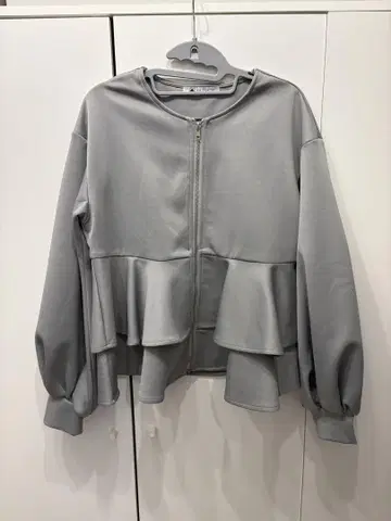 그레이 프릴 디자인 점퍼