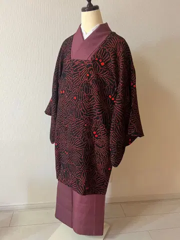 블랙과 오렌지색의 염색 꽃무늬 겉옷