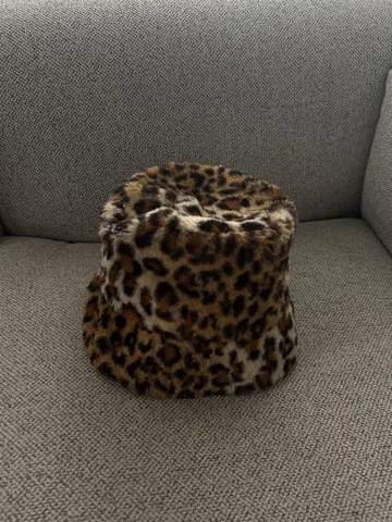 레오파드 무늬 퍼 버킷 햇