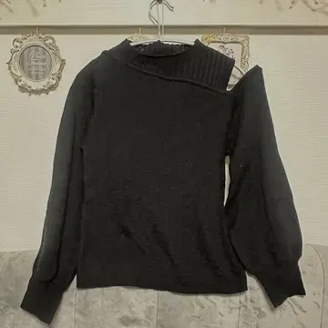 오픈 숄더 비대칭 블랙 니트