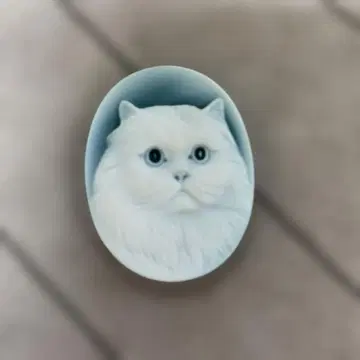 화이트 고양이 그림의 타원형 스톤 카메오
