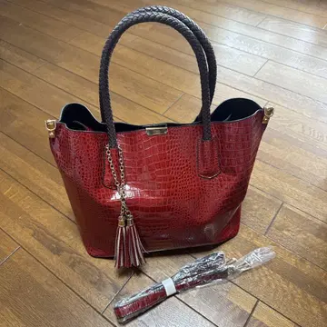 빨간색 크로커다일풍 핸드백 태슬 포함