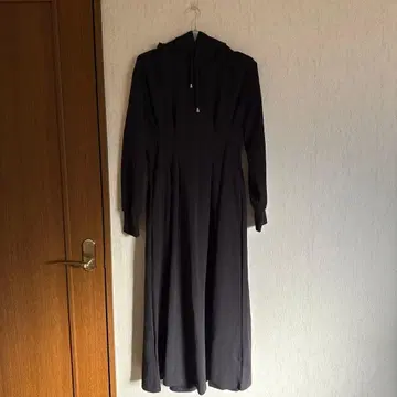 후드 부착 블랙 롱 원피스