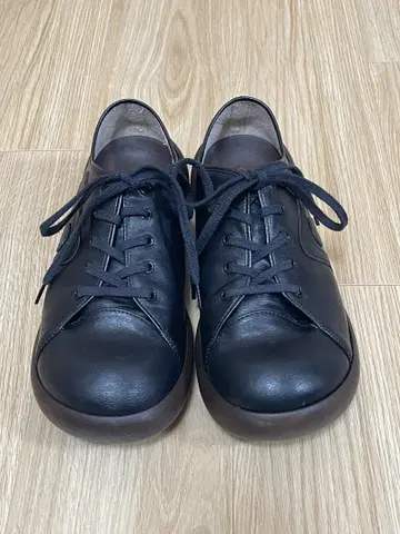 리게타 블랙 가죽 스니커즈
