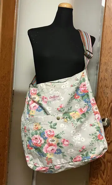 캐스키드슨 꽃무늬 캔버스 메신저 백