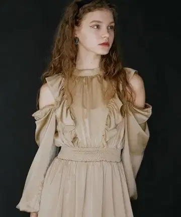 idem 오프숄더 프릴 원피스