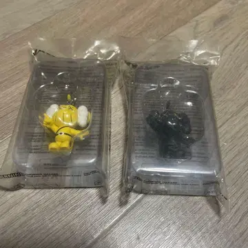 KAWS JPP 키링 블랙과 옐로우 컬러 2체 세트