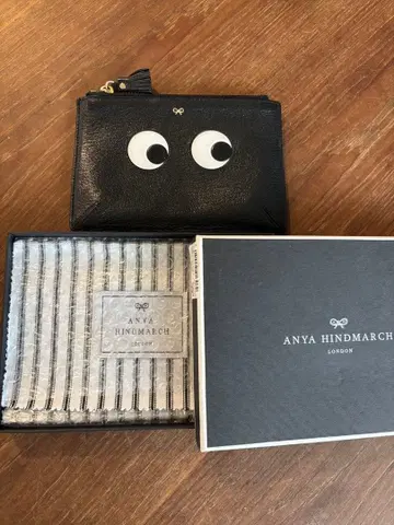 ANYA HINDMARCH 블랙 파우치
