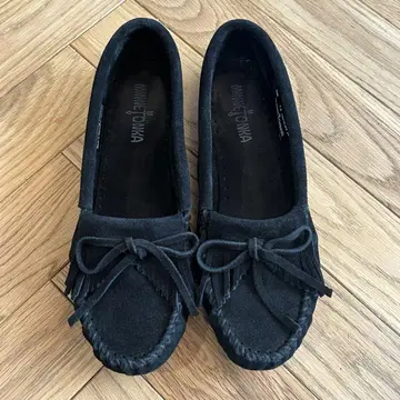 미네통카 블랙 프린지 모카신 블랙
