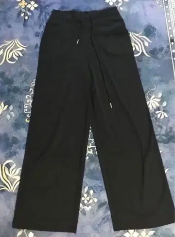 룰루레몬 사이즈 S 블랙 스트레이트 팬츠 드로우 스트링 포함