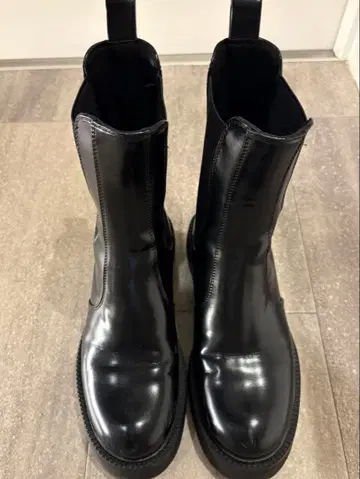 ZARA 블랙 사이드 고어 숏부츠 입니다.