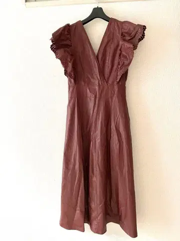 새상품 Zara 인조 가죽 무릎 아래 기장 롱 원피스 와인 레드 택 포함