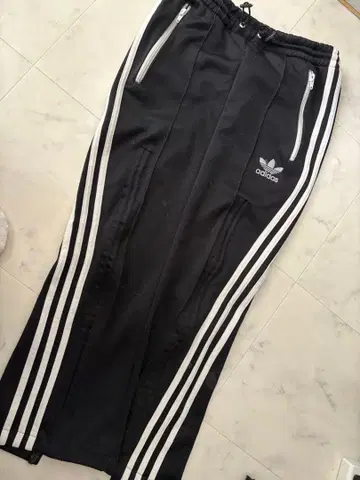 레어! 단 하나뿐인! adidas 블랙 스트라이프 타이트 스커트