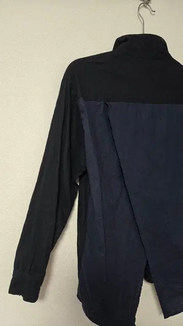 제나 에스파스 멜베이유 블랙과 네이비 슬릿 긴팔 셔츠