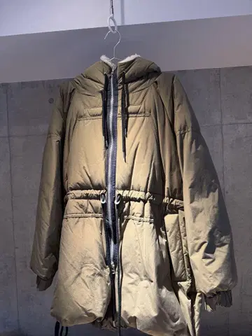 Sacai 밀리터리 후디드 패딩 코트