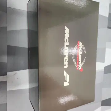 맥라렌 F1 1/12 스케일 모델 빨간색