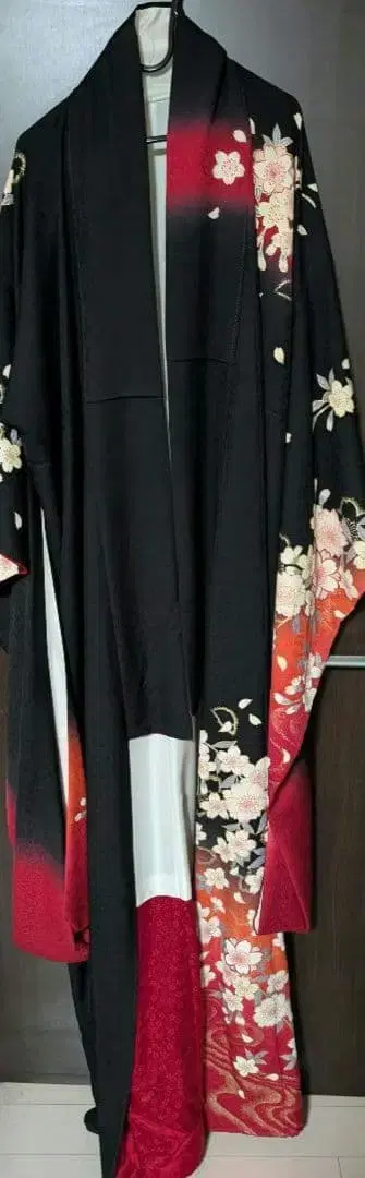 후리소데 블랙과 빨간색 꽃무늬 기모노