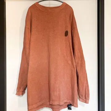 주황색 긴팔 티셔츠 자수 로고 카탈리스트