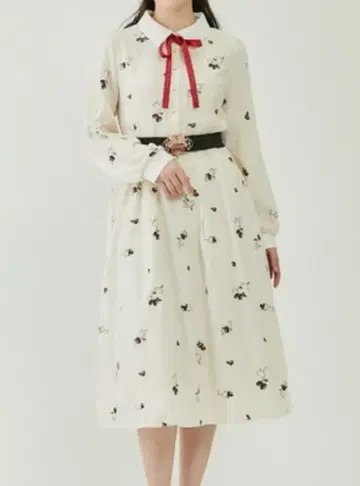 엑시즈팜 딸기 자수 크림색 원피스