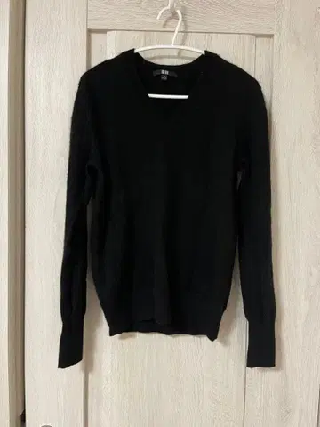 유니클로 캐시미어 V넥 M 사이즈 고품질