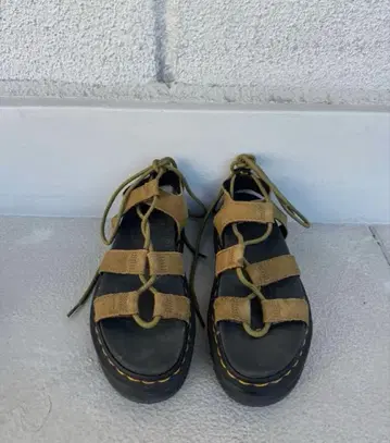 닥터마틴 레이스업 샌들
