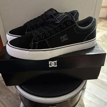 DC 커넥터 스니커즈 9.0 US