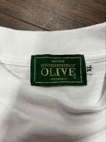 DIVIDED STATES OF OLIVE 화이트T XL