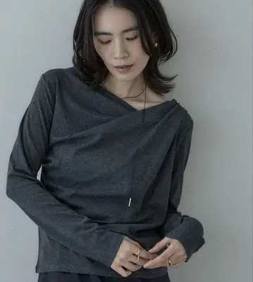 인디비 갤러스트 2025년 신상 드레이프 넥 티셔츠