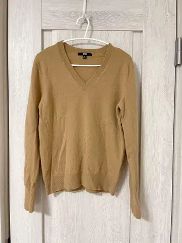 유니클로 캐시미어 베이지 V넥 M 사이즈