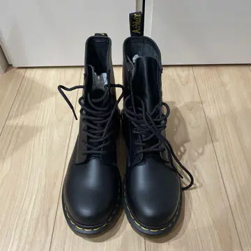 닥터 마틴 블랙 8홀 UK7 사이즈