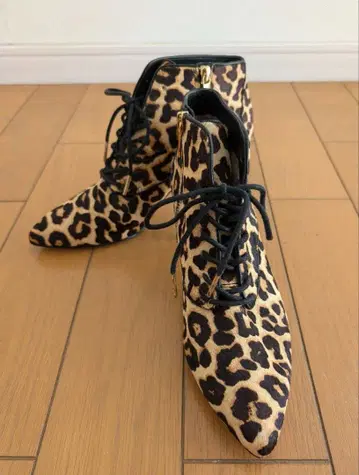 마이클코어스 레오파드 무늬 송치 부티 10