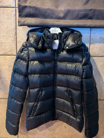MONCLER 블랙 후드 부착 다운 자켓 하자 있음