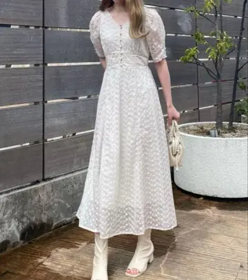 archives 펄 단추 자수 절개 원피스 화이트