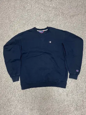Champion 네이비 맨투맨