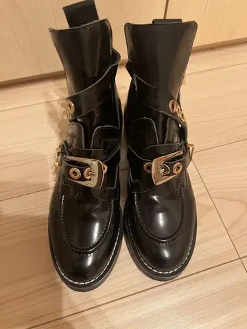 블랙 버클 부츠
