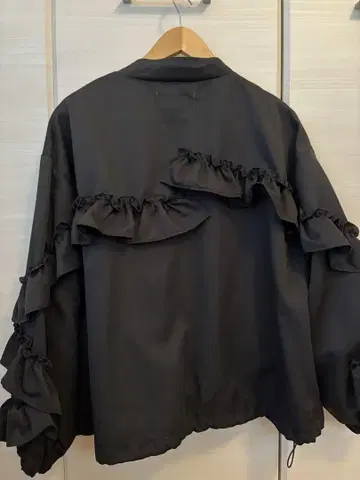 Donoban 프릴 장식 블랙 자켓