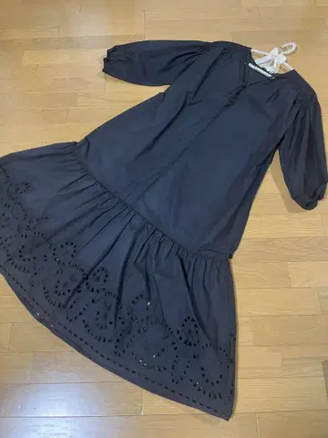 새상품급 오파크 클립 블랙 밑단 레이스 원피스 F