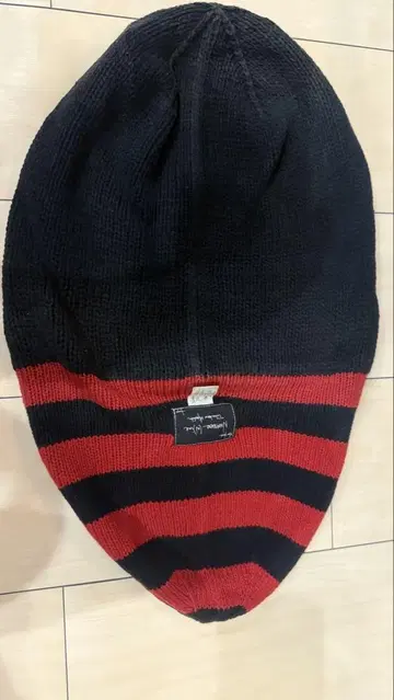 넘버나인 벌룬 니트 모자 블랙 빨간색 스트라이프