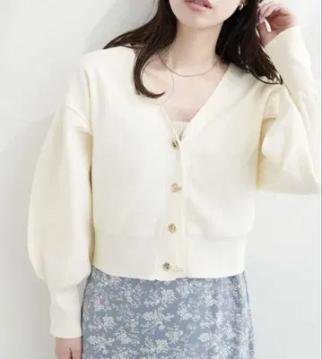 내추럴 꾸뛰르 저렴한 가격 하트 메탈 버튼 가디건