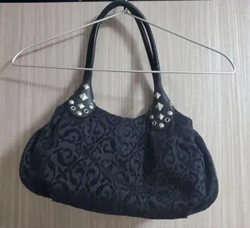 스터드 장식 블랙 숄더백