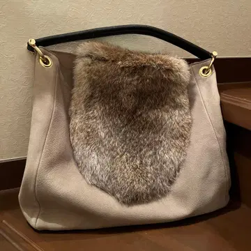 퍼 달린 베이지 토트백