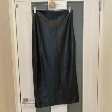 새상품 ZARA 인조 가죽 슬릿 스커트