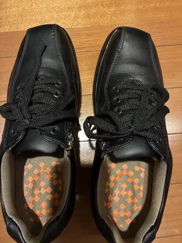 지퍼 달린 블랙 레이스업 스니커즈