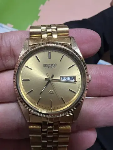 SEIKO 골드 쿼츠 손목시계 날짜 요일 표시
