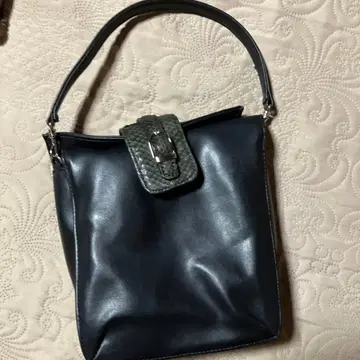 블랙 가죽 숄더백
