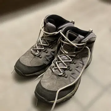 그레이 하이컷 등산화 방수성 HI-TEC