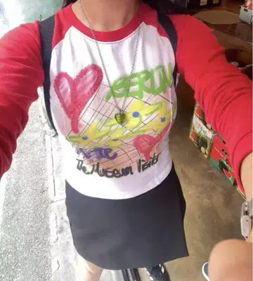 THE MUSEUM VISITOR 베를린 티셔츠
