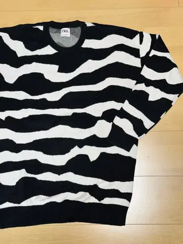 자라 제브라 패턴 니트 스웨터 크루넥