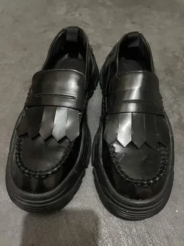 프린지 장식 블랙 로퍼