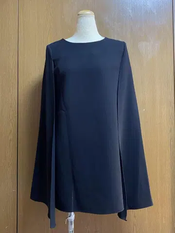 새상품 미사용 케이프 스타일 상의 블랙